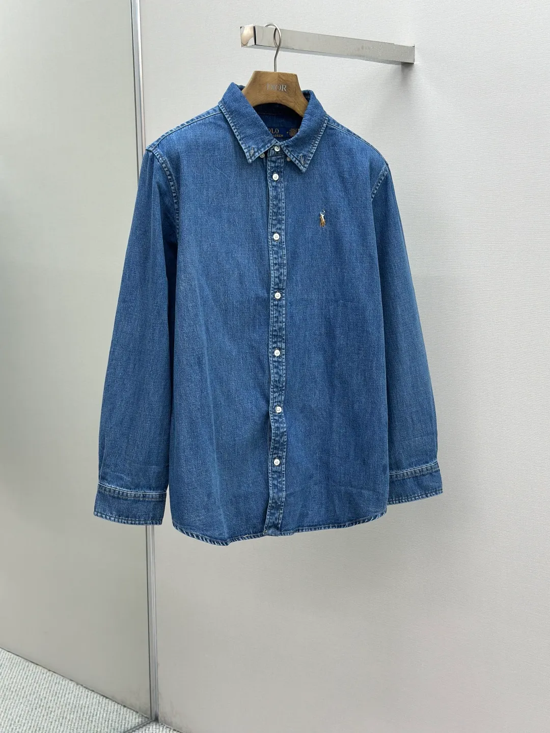 P450 Ralph Lauren colorful pony embroidered denim shirt. Original purchase and development for 1,790. The fabric is made of custom-made thick-weave twill ring yarn denim. Soft and silky, comfortable and close to the skin. Mist indigo. A denim poem dyed with time. The exquisite colorful pony logo on the left chest jumps into indigo. It is highly recognizable. It has an atmosphere of freedom and vitality. Pure and agile color symphony. Deconstructed poetics of peak collar and placket. Create a lazy French atmosphere, even walking with a designed sense of calmness, using imported machine embroidery technology, using advanced computer control systems and precision mechanical components to achieve colorful pony embroidery operations with high precision, smooth and delicate lines, using multiple horse + sand scrubbing and using high-pressure spray guns to rub specific parts to achieve a local gradient effect, and then use frosting technology to create a unique texture pattern. The workmanship is extremely complex and time-consuming, using the washing and frying process. It is preferred to choose a special desizing agent, and then the fabric is soaked in it to be evenly sized. After desizing, it is finally rinsed. The workmanship is extremely complicated and the loss is high. Size:S-M-L-XL